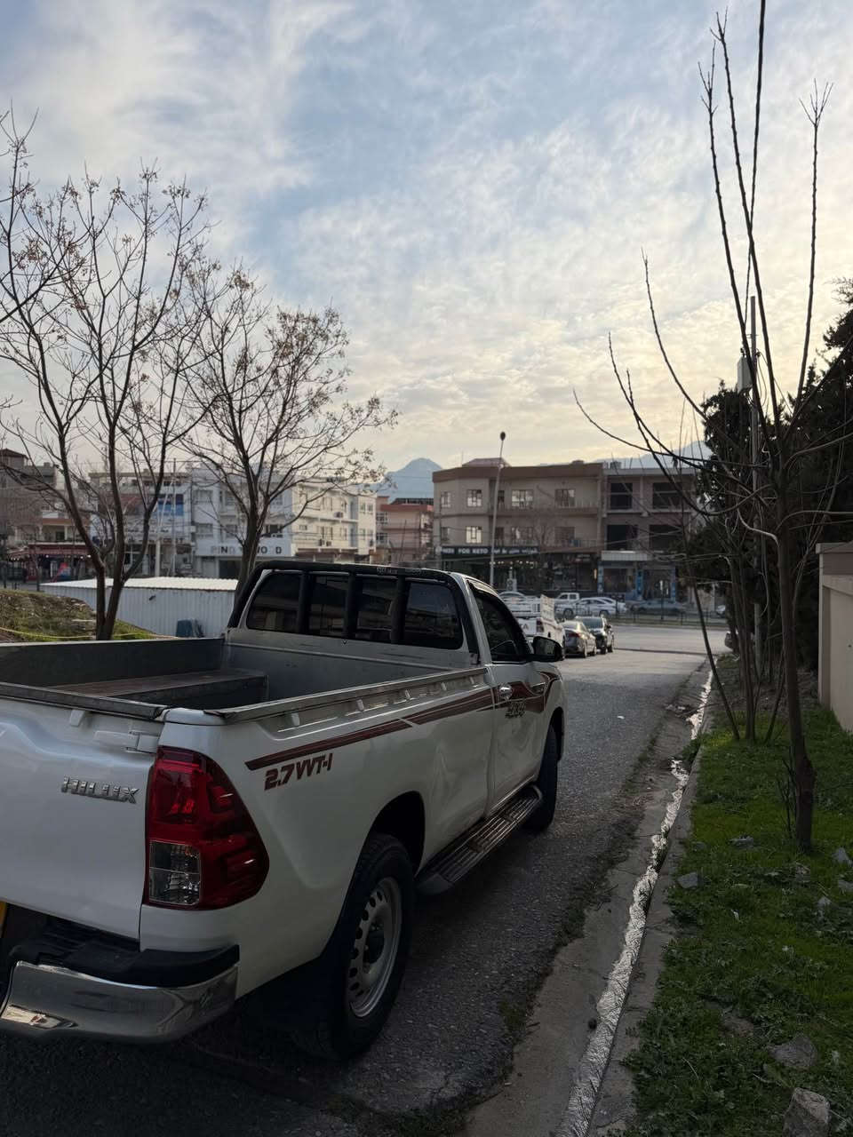 تويوتا هايلوكس تاك 2020 شاشه زينو سياره كه نمونه يه له جواني سياره كي زور خاوين و توند و توله 220 هه زار رويشتووه بي بوياغه بي ليدرانه ٢ په نجه ساردي پيووه يه له بوديكي 4 تايه نوي له ژئره گئر مه كينه اكسل به شه رت 
*********** أربيل, العراق
