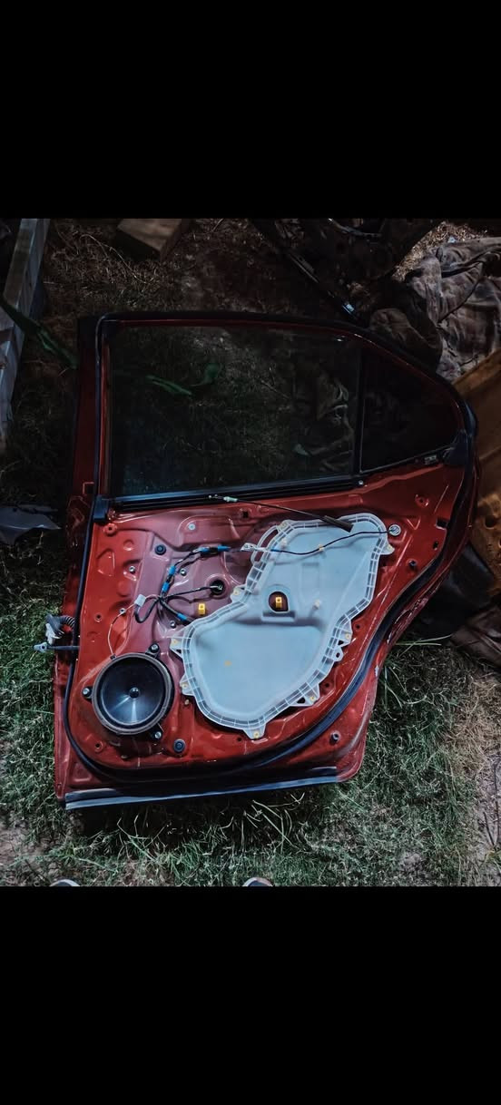 باب كامري 2023 SE اصلي كاملة مع بطانة لون بيجي
باب خلفي جهة اليمين (جهة الصدر)
للبيع 

الاتصال ***********
العنوان بغداد الزعفرانية
