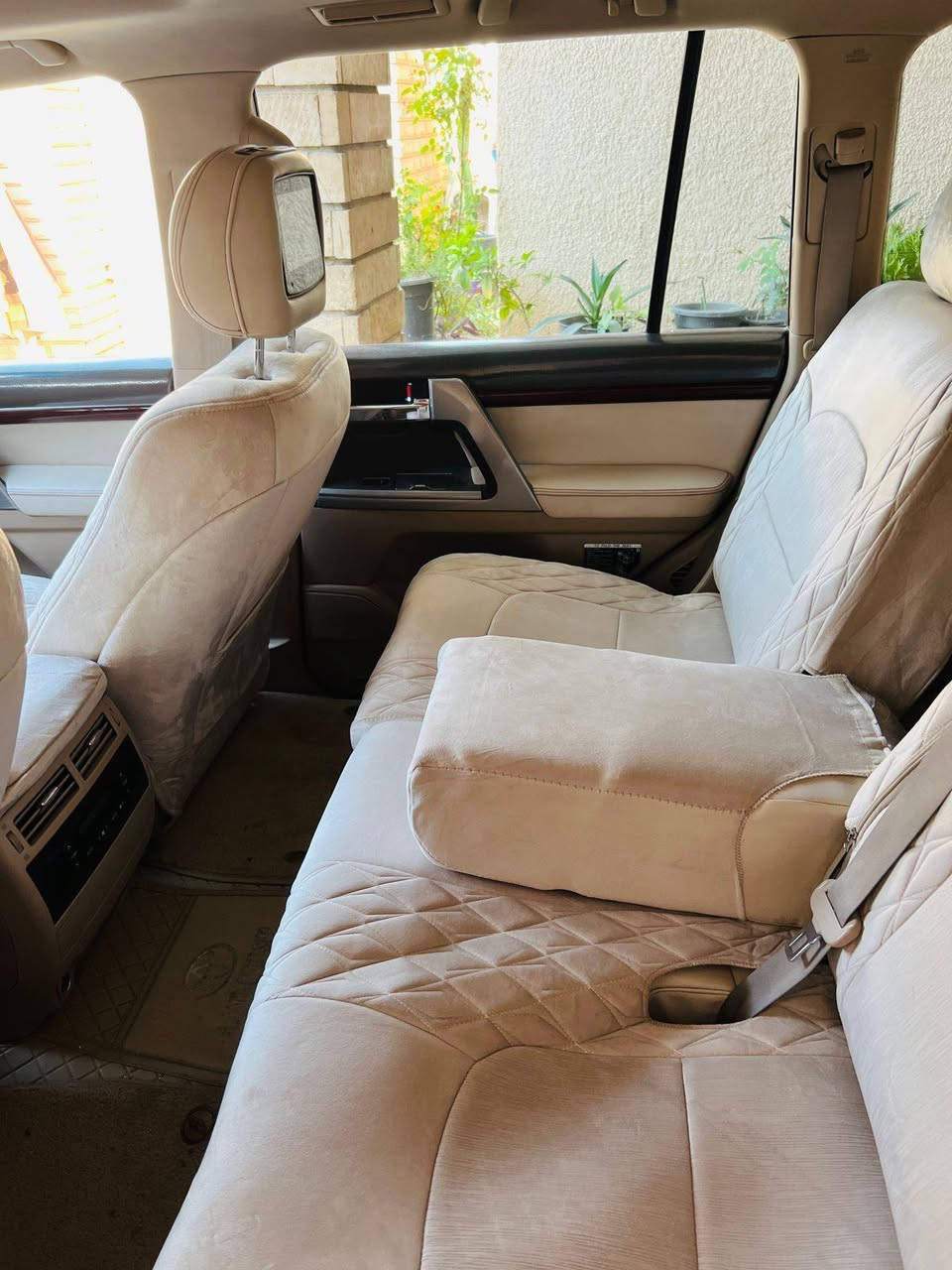 سلام عليكم للبيع
لاندكروز GX-R
موديل :2015
ماشية : 162 KM
المواصفات 
فتحة 
بصمه 
كشنات كهرباء 
كشنات جلد 
داخل بيجي 
تحكم ستيرن 
صاجات 
 3 قطع تبريد 
 7 راكب 
حساسات امامية + خلفية 
لايت زنون 
بلوجكتور 
زراك لايت 
لد امامي 
هوك سحب 
فور ويل 4x4
المكينة 8 سلندر 4700
مري شفط كهرباء 
اشاير بالمري 
دوسات 
ويل كب كروم 
نيكلات 
ويل كب كروم 
بصمة عدد 2 
(رقم اربيل )
ملاحظة:  السيارة بيها قطعتين صبغ فقط 
                                    سونار مرفق ويه صور 
((السيارة جديدة جداً بدون اي نقص تخم تاير جديد صدر جديد بدون اي ملاحظات))
السعر : 405 وبيها مجال بسيط 
العنوان : صلاح الدين دجيل 
للاستفسار
 ***********
