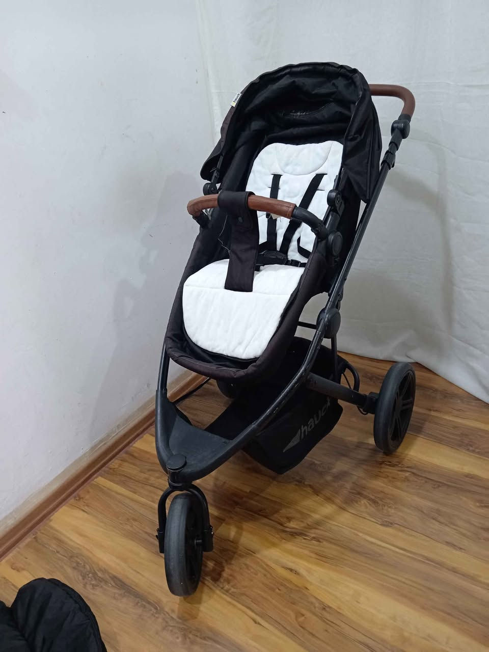 عربانة الأطفال Hauck Elegance 2in1
كرسي متحرك اتجاهين يتحول لسرير مريح واسع لراحة المولود أثناء اعجلات انسيابية بثبات عالي لقيادة سهلة على مختلف الأرضيات.

مظلة حماية كبيرة تحمي الطفل من الشمس والهواء.

سلة تخزين سفلية واسعة لحمل احتياجات الطفل بسهولة.
منام وجلوس حسب راحة الطفل 
 مناسبة منذ الولادة، لتكون للنزهات والتسوق والسفر اليومي.لغاية ٤ او ٥ سنوات او ل١٥ كيلو

متوفر توصيل أربيل, العراق


**إذا كنت صاحب هذا الإعلان وتريد حذفه لأي سبب، رجاءا أرسل رسالة إلى الدعم الفني**