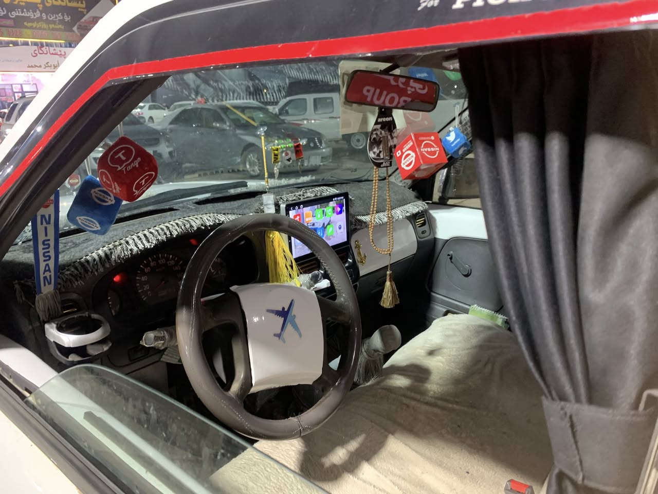 سەرەتا بەناوی خوای گەورەو میهرەبان نیسان مۆدیل 2002 ئارمی سۆران باشەرتی ئەوەلیاتو خرامە  چوار تایەی لۆکی لەژێرایە   پێشی یەک قرچی بچووکی هەیە  چەمچەو ناوبۆدی 40سانتیم  پێشودوای تازە داگیراوە  بەشەرتی گێرو مەکینەو عەکسل کامل پێشی لۆک کراوەتەوە لایتی دیپۆو سەکنیی دیپۆی عەسلی بۆ بەستراوە ناوی سەیارەکە کامل جوانکاری بۆ کراوە تەنها سایەقێکی کەمە *********** 
مشتەری نیت سەرم مەیەشێنە
