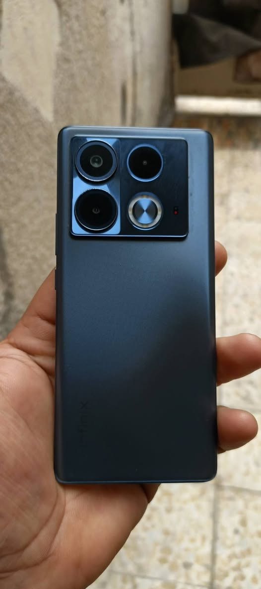 اليكم مواصفات هاتف انفينكس نوت Infinix Note 40S نسخة (8GB+256GB) بشكل مفصل:
الشاشة:

نوع الشاشة: AMOLED.
الحجم: 6.78 بوصة.
معدل التحديث: 120 هرتز.
المعالج:

Mediatek Helio G99 Ultimate.
الذاكرة:

خيارات متعددة: 256 جيجابايت.
ذاكرة الوصول العشوائي (RAM): 8 جيجابايت.
الكاميرا:

الكاميرا الخلفية: 108 ميجابكسل (رئيسية) + 2 ميجابكسل (ماكرو) + 2 ميجابكسل (عمق).
الكاميرا الامامية : غير محددة بدقه.
البطارية:

السعة: 5000 مللي أمبير.
الشحن: شحن سريع بقدرة 45 واط.
نظام التشغيل:

غير محدد.
مميزات أخرى:

دعم شريحتي اتصال.
يدعم شبكات الجيل الخامس 5G.
مستشعر بصمة الإصبع مدمج بالشاشة.
مكبرات صوت ستيريو مزدوجة مع صوت من JBL.
مقاوم لرذاذ الماء والغبار IP53


**إذا كنت صاحب هذا الإعلان وتريد حذفه لأي سبب، رجاءا أرسل رسالة إلى الدعم الفني**