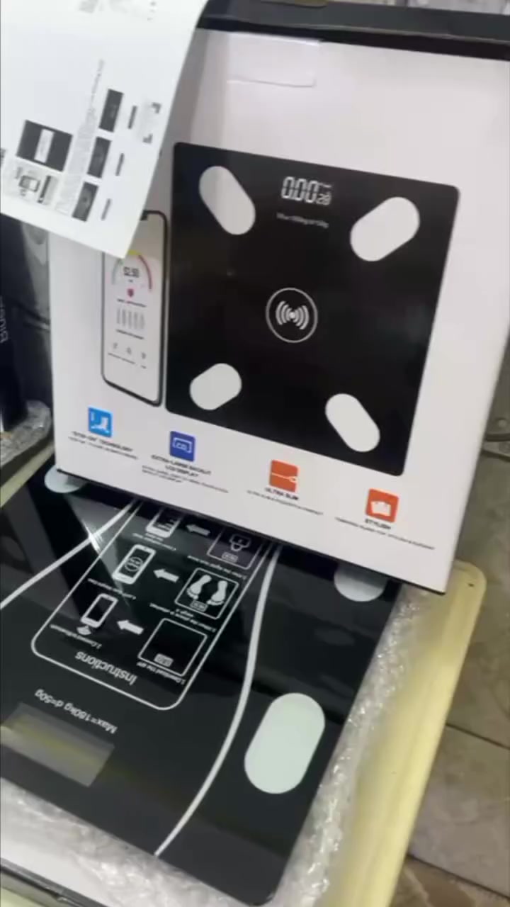 شكل انيق وعملي 
- يربط على التطبيق لقياس وتتبع الوزن, الدهون, السوائل, وباقي تفاصيل الجسم 

- يدعم التطبيق أكثر من مستخدم للميزان في نفس الوقت 

- شاشة عرض رقمية مضيئة 

- خاصية تتبع التغيرات التي تطرأ على الجسم مع مرور الوقت

- لوح من الزجاج عالي القوة وتم تصميم الزوايا الأربع بزوايا مدورة آمنة  

- يدعم الاوازان من 0.2 - 180 kg

- زر للتحكم بوحدات القياس كيلو / رطل
🌟🌟🌟🌟🌟🌟🌟🌟
 سعر 15 الاف فقط والتوصيل مجاني


**إذا كنت صاحب هذا الإعلان وتريد حذفه لأي سبب، رجاءا أرسل رسالة إلى الدعم الفني**