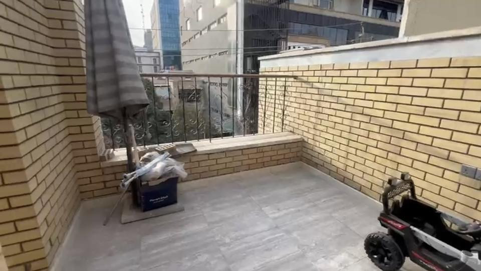 شقتين للايجار الاولى ….طابق اول كما موضح في الفديو ولكن بدون اثاث (عدا كاونتر المطبخ والبردات من ضمن الشقه )تتكون من غرفتين نوم وصحيات عدد 2
مع مطبخ وصاله مع بلكونه واسعه (بناء درجه اولى ) المساحه 125 متر كراده عرصات الهنديه قرب قرية دجله 
الشقه الثانيه ،،،مؤثثه كما موضح في الصور ايظاً منطقة الكراده عرصات الهنديه طابق ثاني بناء vip
المساحه 175 متر تتكون من غرفة نوم ماستر واسعه جداً مع صاله كبيره وصحيات عدد 2 ومطبخ واسع وهول داخلي للتواصل الاتصال بالرقم ***********
ملاحظه بدون اجور دلاليه  ( مكلف بالنشر )
