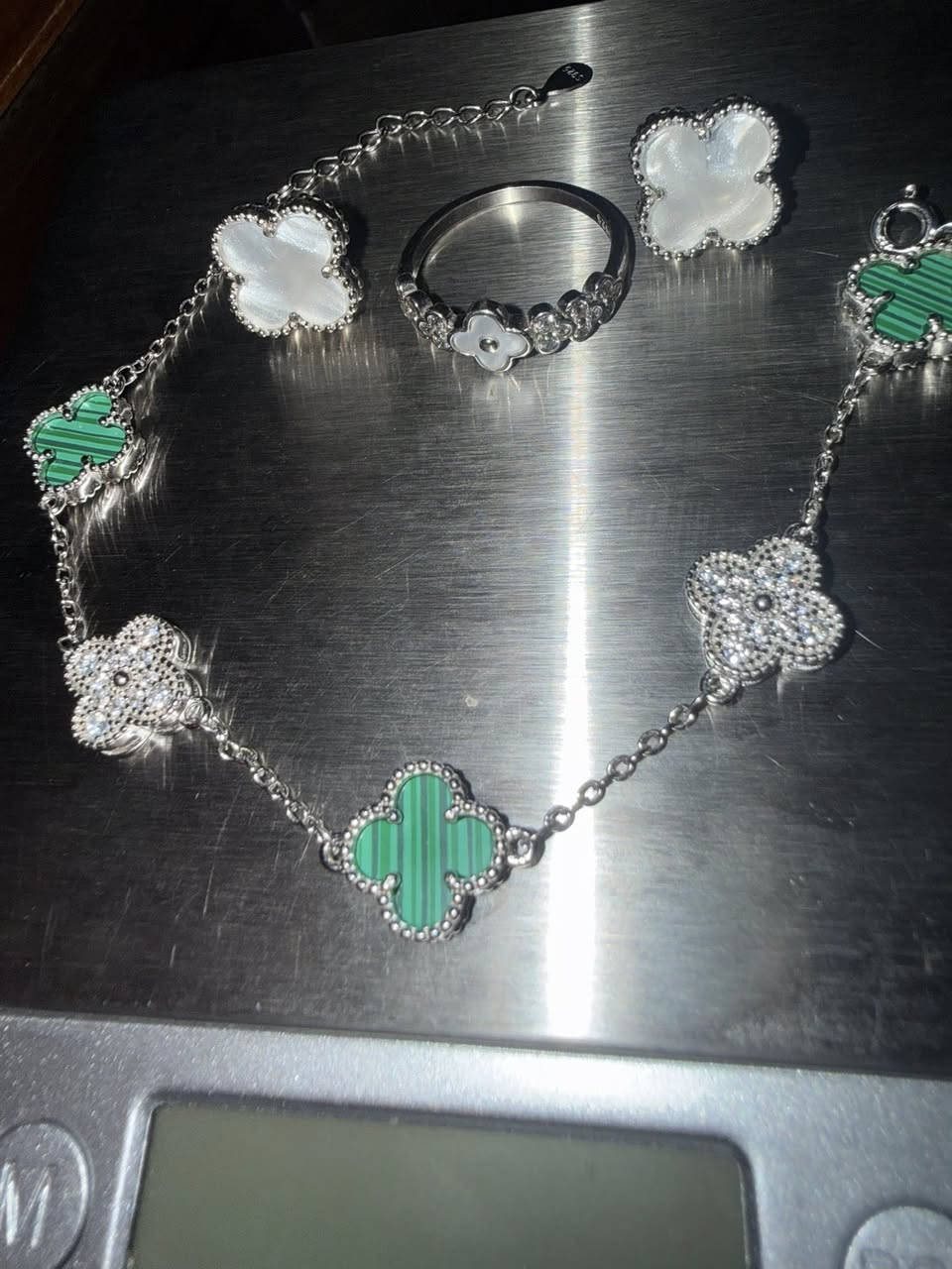 السلام عليكم لدينا هاف سيت فان كليف جديد فضة عيار 925  ومطلي ب راديوم
11 غرام


**إذا كنت صاحب هذا الإعلان وتريد حذفه لأي سبب، رجاءا أرسل رسالة إلى الدعم الفني**