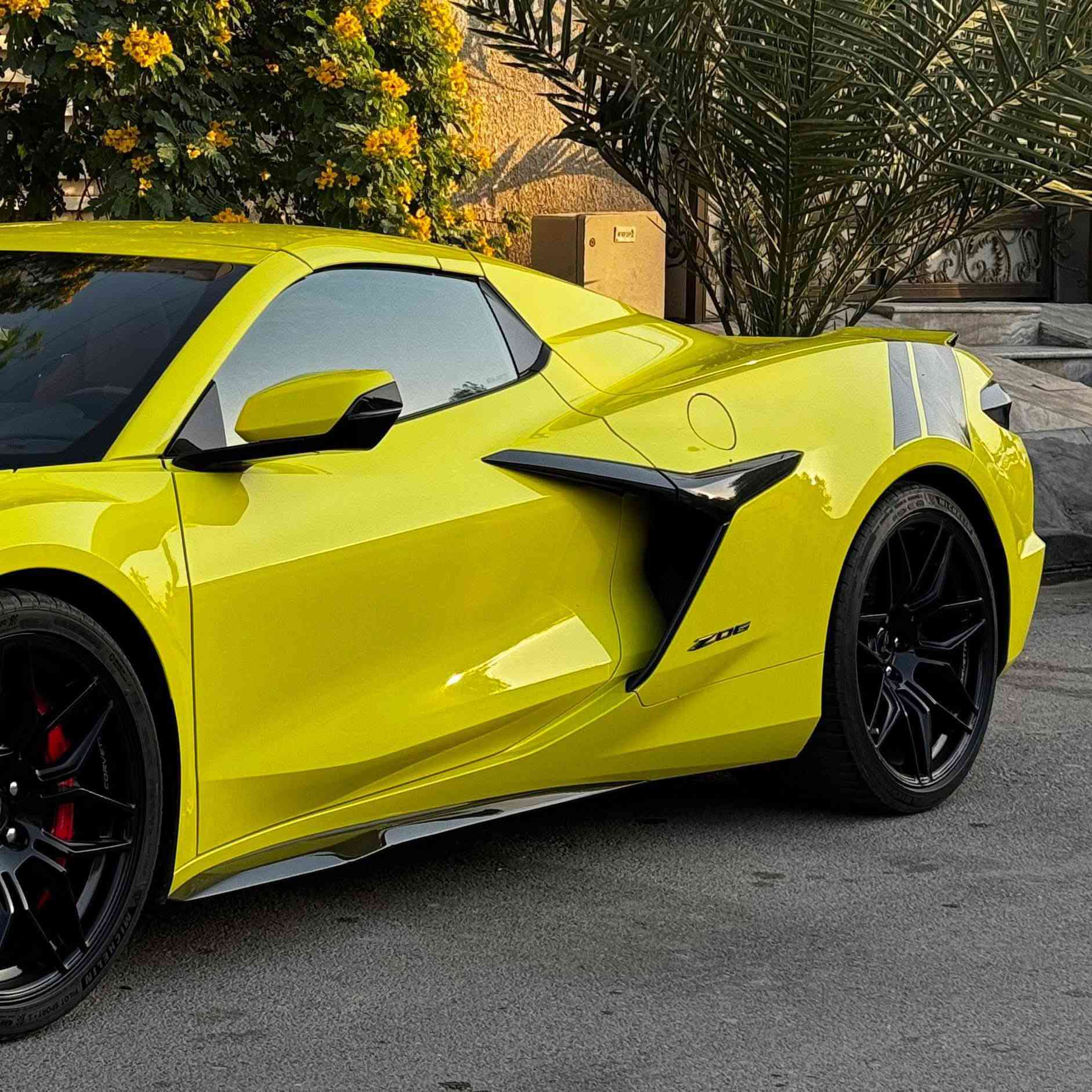 ‏Corvette C8 Zo6 3LZ Convertible Carbon Ceramic Brake

( السياره قطعة من اصل ٣ قطع بالعراق )
( والوحيدة بنسخة الكاربون سيراميك وسقف كهرباء )

الموديل :٢٠٢٤ 
رقم السياره : بغداد 
ممشى السياره :  ١٠  آلاف فقط
الكفالة : محرك / گير / اكسل / شاصي  الكل بحالة الوكالة
الصبغ : نص الجاملغ الامامي

تفاصيل اكثر خابرني وتدلل ***********

تفاصيل عن السياره للحاب يعرف  :

السياره عليها اقوى محرك تنفس طبيعي بالعالم 

تسارع السياره من ( صفر - 100 ) ب 2.6 ثانية فقط

سعة المحرك : LT6 V8 5.5L flat-plane crankshaft

عدد الأحصنة : 670 حصان

عدد دورات المحرك : 9000 دورة بالدقيقة

بساتم المحرك مصنوعة من (Forged Aluminum) 

اذرع المحرك مصنوعة من التيتانيوم 

محرك السياره يجي من الوكالة ب دبل ثروتل مَقاس كل واحد (86mm)

نوع الاكزوز : هدرز ستانستيل 4x1 ( لونگ تيوب هدرز )

منضومة البريك : كاربون سيراميك بريك، تجي على الZo6 3LZ  سعرها ( 20 الف دولار )

المواصفات (فول 3LZ) : جكات / كشف كهرباء / كاربون سيراميك بريك / رادار امامي / ستيرن كاربون فايبر من الوكالة / كشنات ريكارو GT2 كاربون فايبر / سقف السياره كنتارا / كشنات تدفئة تبريد / نطام سماعات BOSE / المراية الوسطية كامرة / رادار جانبي / كامرات امامية عدد ٢ (للأصطفاف والتسجيل اثناء السباقات ) / حساس وكامرة خلفية / شاحن لاسلكي / المرايا الجانبية كهربائية / الصندوق الامامي والخلفي شفط .
