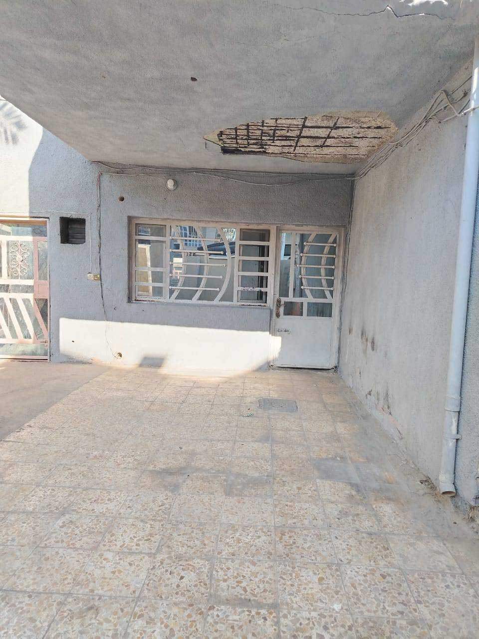 دار للايجار في الدورة شارع 60 قرب حسينية الصدريين مدخلين وكراج كبير وخدمات خارجية 3 غرف نوم وحده جوه وثنين فوك وحده منهن سويت ومطبخ ومنور واستقبال وخدمات وسطح 
الشعر 600 قفل 
*********** واتساب
