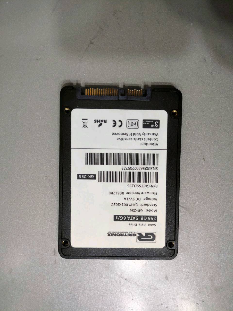 ذاكرة ssd حجم 256 GB سرعة 6GB/s مستعمل اخو الجديد مابي و لا خدش السعر 20 الف قفل و التوصيل كافة انحاء بغداد ب 5 الاف 