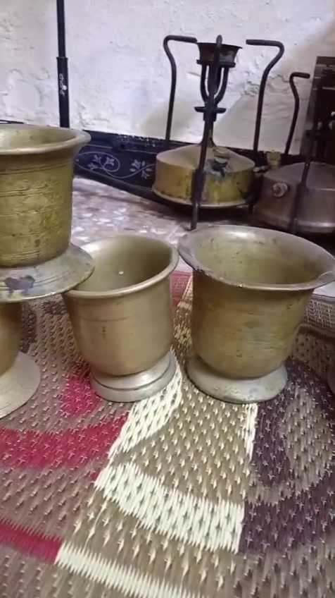 للبيع ها ونات نحاس الاحجام من 15 لل11 متعدد بيهم 12 و13 ازغر شي 11 هاونات فقط بلا يدات المجموع 9 قطع  السعر 225 الكل ***********
