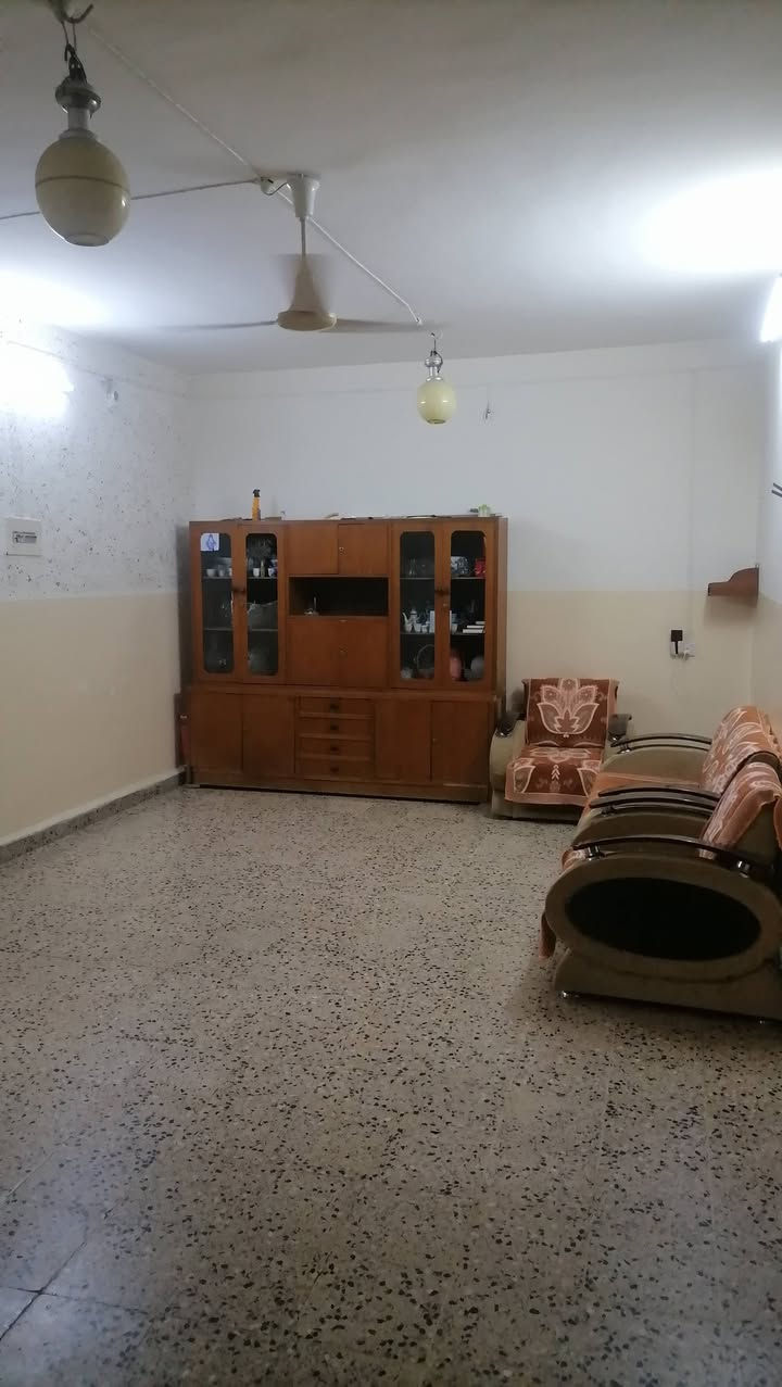 السلام عليكم بيت للبيع 
حي العامل الثانية قرب فلافل الشام 
المساحة 234م طابق ونص 
غرفتين وهول واستقبال طابق ارضي وغرفتين وهول طابق ثاني كاشي.
السعر /170  
لتفاصيل اكثر مراسلة الصفحة او الاتصال بالرقم ***********
