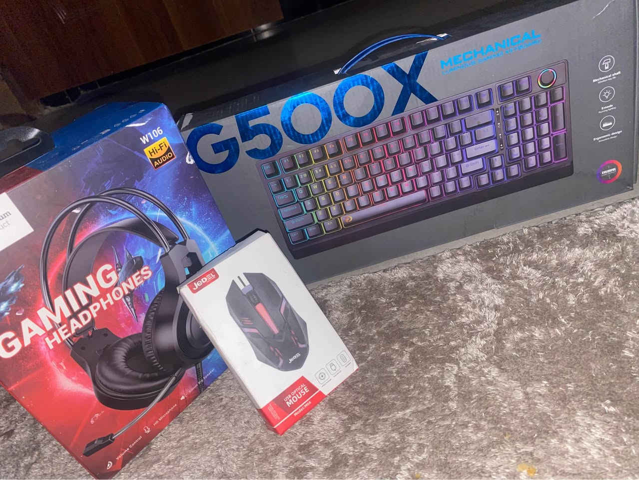 G500X

* ميكانيكي Gaming Keyboard
* إضاءة RGB متعددة الألوان
* تصميم كامل Full Size مع Numpad
* يحتوي أوضاع إضاءة متعددة
* مخصص للألعاب والكتابة السريعة
السعر 30 

الماوس Jedel

* ماوس Gaming سلكي
* مستشعر Optical
* تصميم مريح لليد
* أزرار إضافية للألعاب
* إضاءة بسيطة
السعر10 

السماعة W106

* Gaming Headphones
* صوت Hi-Fi
* مايكروفون مدمج
* تحكم بالصوت بالسلك
* مريحة للألعاب والاستخدام الطويل السعر 
15
يو بي اس 1500 ميحتاج اشرح عنه موجود برابع صوره 
مكاني بغداد حي جهاد لا يوجد توصيل بغداد, العراق


**إذا كنت صاحب هذا الإعلان وتريد حذفه لأي سبب، رجاءا أرسل رسالة إلى الدعم الفني**