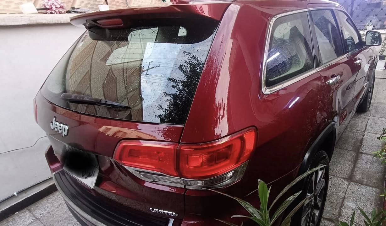 جيب شيروكي 2018 لمتد (خليجي)***********  للاتصال مكان السيارة البصرة
اربيل سنويا منتهية 
جاملغ امامي عكس السايق فقط صبغ 
باب عكس السايق بارد قليل تحت المراية
حساس امامي خلفي 
توقف ذاتي 
مري تعتيم ذاتي 
مري شفط
كشنات كهربائي 
كشن خزن 
تدفئه وتبريد كشنات
تدفئه كشنات الخلفية
شاشات خلف الكشن بلاد
ستيرن تدفئه
شفتات ستيرن
باب خلفي كهرباء 
تشغيل عن بعد 
بانوراما 
تبريد شاشه
ويل 20
تخم تاير تايلندي جديد إنتاج 25
ميكنه 3600
بصمه دخول ذكي
نظام ايكو 
نظام سبورت
مانع تزحلق
شاشة كار بلي 
بانوراما 
شاشات خلفية
السعر 263
