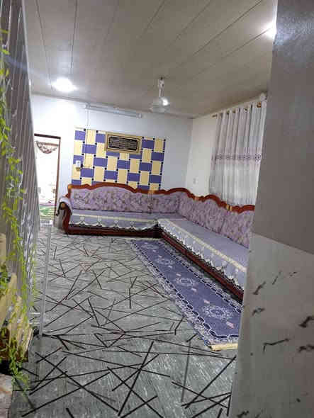 بيت للبيع حله حي المهندسين قرب مدرسه عمر ابن عبد العزيز مساحه 250  بيه 3 غرف   وطابق ثاني.وصحيات خارجيه فقط وكراج سياره وبيه محل  وشارع مباشرين بيه اعمال المجاري والتبليط ويمه مدرستين للبنين والبنات وعليه خط كيات  سعر ب١٩٠ وبيه مجال الي يحب يتواصل عل هاذه الرقم ***********
