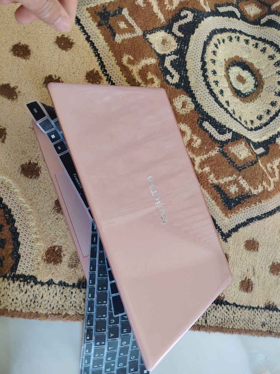 لابتوب من شركة KurieTim موديل T152Aمستخدم كم يوم 

المعالج (CPU)
‏Intel Alder Lake-N N150
رباعي النواة، أداء سريع وسلس 

الرسوميات (GPU)
‏Intel UHD Graphics

الشاشة
15.6 بوصة IPS
‏FHD (1920×1080)

الذاكرة (RAM)
‏16 GB DDR4 RAM

التخزين (SSD)256
 • دعم توسيع MicroSD

نظام التشغيل
‏Windows 11 Pro

البطارية
‏8000 mAh
تصل إلى 6 ساعات استخدام

المنافذ والاتصال
‏USB 3.0
‏HDMI
‏MicroSD
‏Wi-Fi
‏Bluetooth

المميزات الإضافية
إضاءة خلفية للكيبورد
قارئ بصمة
هيكل ألمنيوم
تبريد مروحي
مفصل شاشة 180 درجة النجف, العراق


**إذا كنت صاحب هذا الإعلان وتريد حذفه لأي سبب، رجاءا أرسل رسالة إلى الدعم الفني**