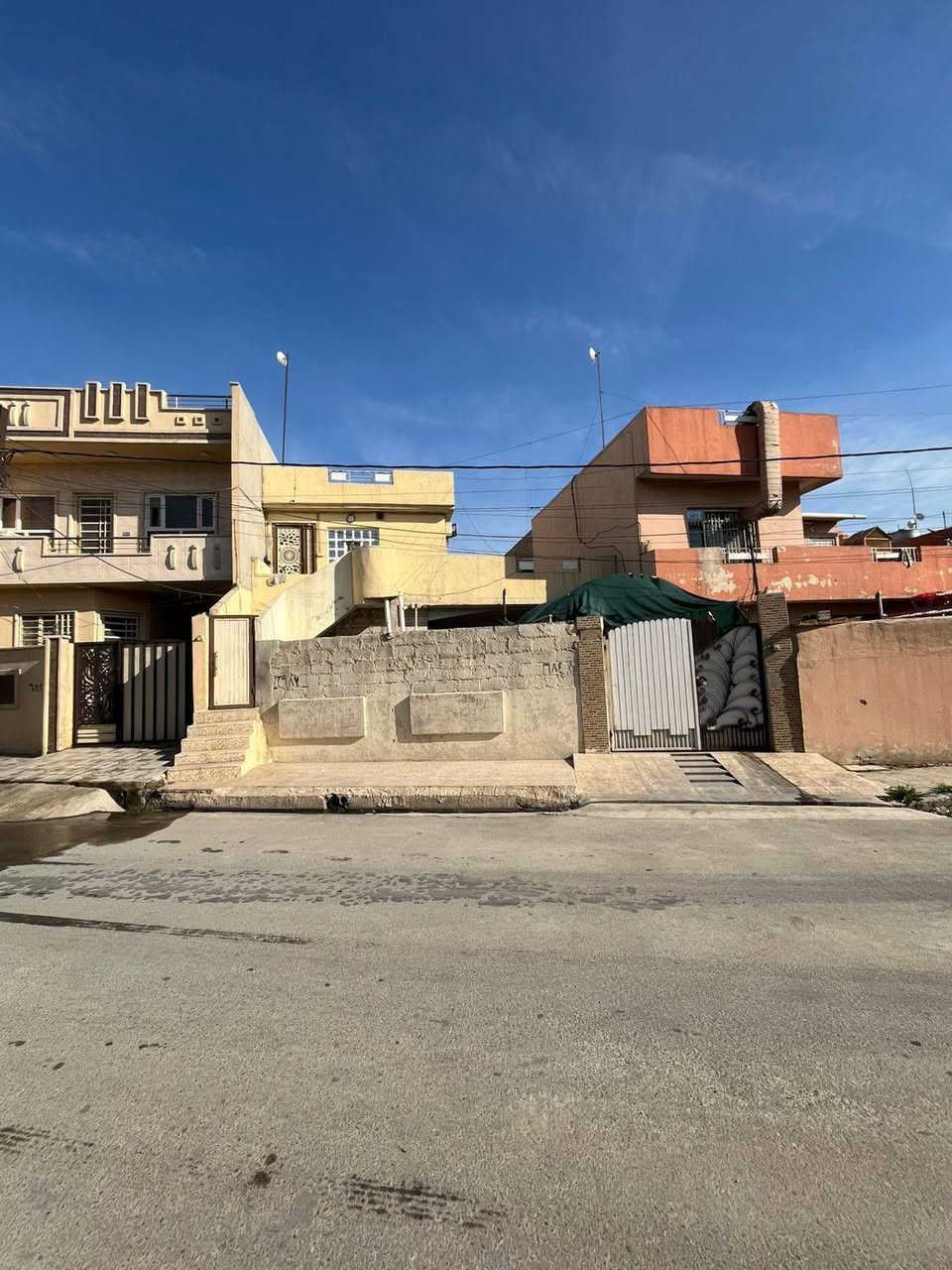 السلام عليكم 
الدار للبيع الموقع حي البكر خلف مطعم بيت جدي بالضبط المساحة ١٨١ متر واجهة ١٠ متر ملك صرف طابو الزهور الشارع عشره متر تواصل على الرقم  ***********
