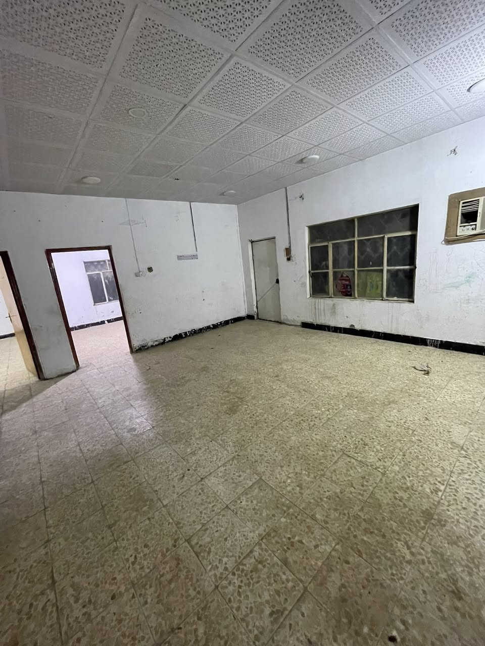 بيت للإيجار بدور الشرطه 200 متر
غرفتين وصاله واستقبال ومطبخ 
وصحيات وكراج الايجار 500 الف
 وبيه مجال للاستفسار : ***********
