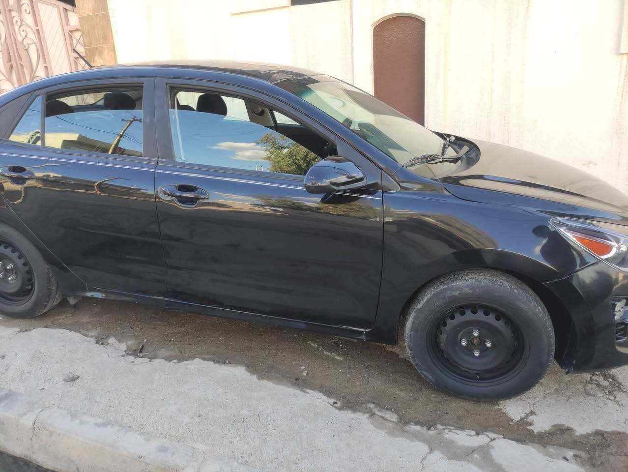 كيا ريو 2023 LX
السعر 100 وبيها مجال 
ابيع السيارة على وضعها
غراضها موجودة كاملة 
مرقم معوقين نينوى بأسمي 
مبدل بونيد وچاملغ امامي 
دخول جديد
بدون ايربكات
مكان السيارة موصل

للاستفسار /***********
***********
