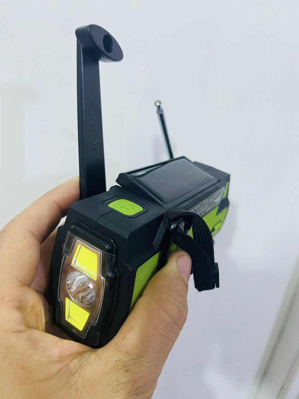 هذا المنتج عبارة عن راديو طوارئ محمول يعمل بالطاقة الشمسية وبواسطة تدوير المقبض (Hand Crank). 
الميزات الرئيسية: يحتوي على راديو AM/FM/WB، ومصباح LED يدوي مدمج، ومنفذ لشحن الأجهزة. 
الطاقة: يعمل ببطارية قابلة لإعادة الشحن، ويمكن شحنه عبر اللوحة الشمسية المدمجة أو عن طريق تدوير المقبض يدويًا لتوليد الطاقة. 
الاستخدام: مصمم لحالات الطوارئ، التخييم، والأنشطة الخارجية. 
المواصفات: قد تختلف سعة البطارية، ولكن بعض النماذج تأتي بسعة 4000 مللي أمبير في الساعة. 
السعر40الف


**إذا كنت صاحب هذا الإعلان وتريد حذفه لأي سبب، رجاءا أرسل رسالة إلى الدعم الفني**