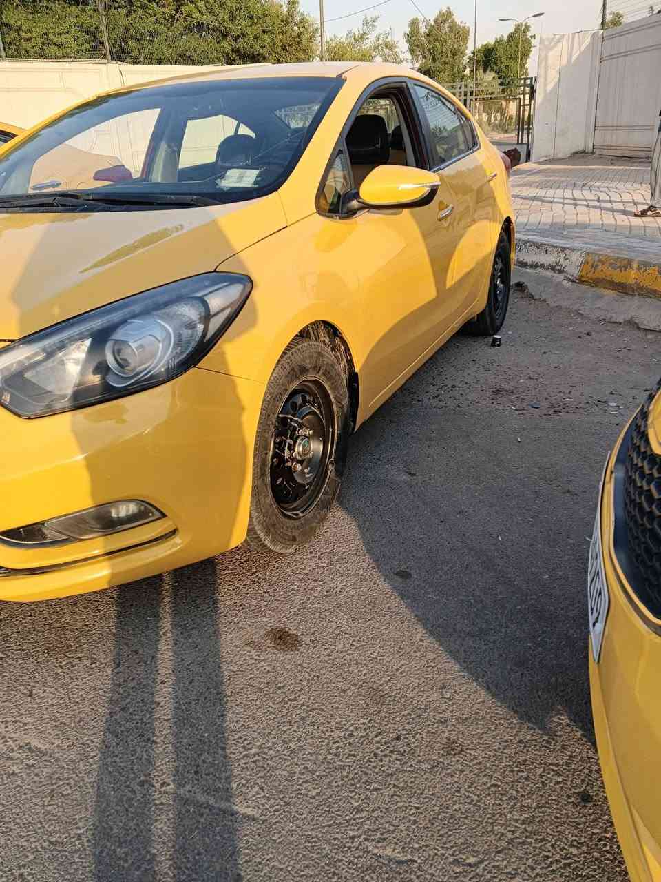 السلام عليكم كيا فورتي 2014 وارد امريكي حادثه دعاميه فقط بدون ارباك بدون دواخل ليابا الواحد سياره جاهزه كان نقوصات ما بيها جير محرك تبريد صدر كله نظيف تخم تاير السياره سعرها السياره سعرها ب 93 وبيها مجال للشرايه رقم الهاتف غير متواجد على الفيس ***********
