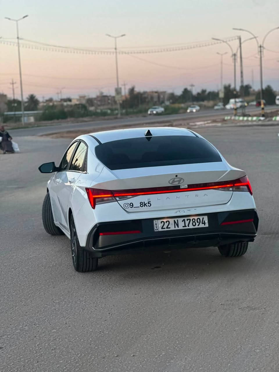 🚘 للبيع | هيونداي إلنترا SEL موديل 2025

▫️ الموديل: 2025
▫️ الفئة: SEL (مواصفات كاملة)
▫️ اللون: أبيض
▫️ الوارد: أمريكي 🇺🇸
▫️ رقم التسجيل: أربيل
▫️ الممشى: 29 ألف ميل

✅ محرك 2.0 لتر اقتصادي
✅ ناقل حركة أوتوماتيك IVT
✅ تشغيل بصمة + دخول ذكي
✅ تشغيل عن بُعد
✅ شاشة لمس
✅ Apple CarPlay & Android Auto
✅ كاميرا خلفية
✅ شاحن لاسلكي
✅ مثبت سرعة
✅ نظام المحافظة على المسار (Lane Keep Assist)
✅ نظام التحذير من الاصطدام الأمامي مع الفرملة التلقائية
✅ مراقبة النقطة العمياء
✅ جنوط ألمنيوم
✅ وسائد هوائية وأنظمة أمان متكاملة
✅ استهلاك وقود ممتاز

📌 تفاصيل الضرر بكل شفافية:

* ضرر الوارد كان قطعتين فقط: البنيـد والجاملغ الأمامي من جهة الراكب.
* يوجد رصعات بسيطة بالقمارة ناتجة عن الشحن إلى العراق، وما زالت على حالها بدون تصليح.

✔️ السيارة نظيفة جداً، والفحص مفتوح بأي مكان للجادين.

📞 للاستفسار والمراسلة على الخاص أو الاتصال.***********
