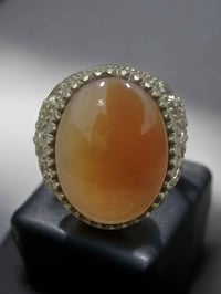 خاتم نحاس • عقيق يماني مشمشي • قياس ٢٤