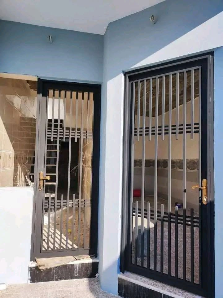 حداده ابواب وشبابيك المنزلية
سعر الباب مع ملبن 200 الف كامل مع الصبغ والشد 
تحياتي للجميع 
***********

