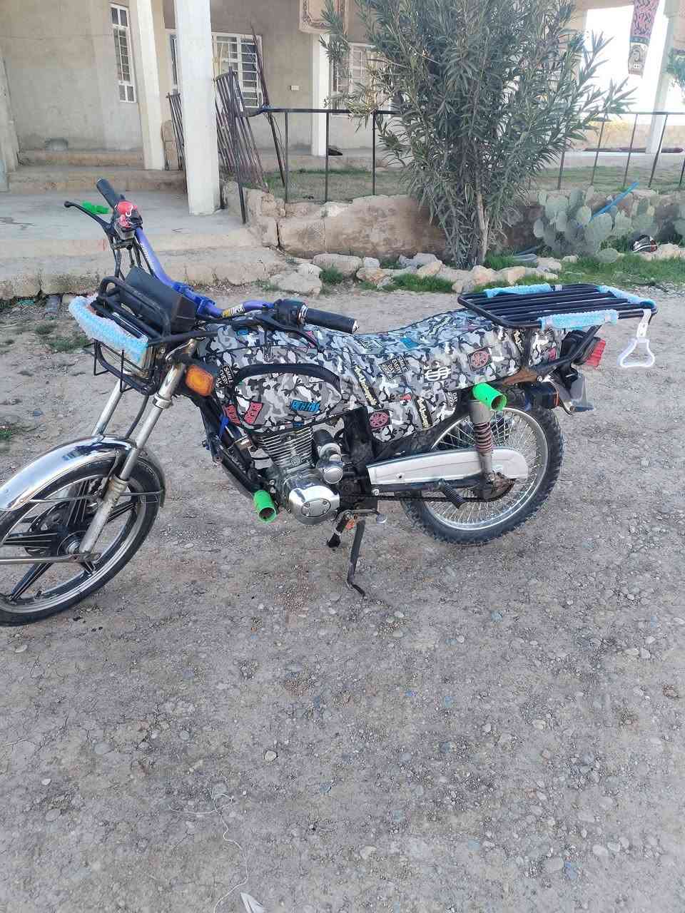 السلام عليكم ماطور سيفان للبيع موديل 20وايرمنيه كلها تشتغل تواير جدد سلف شغال سعر  330بي مجال للستفسار تصال علا رقم ***********مكاني بل كسك
