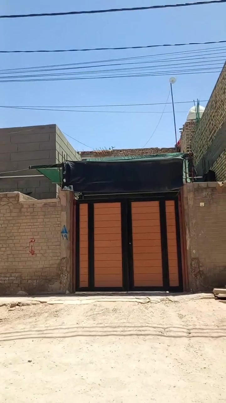 السلام عليكم بيت للبيع  200م
واجهية 10 نزال 20

طارمة جبيره كراج وصحيات خارجية وداخلية  واستقبال ومطبخ وصاله وغرفتين  مناور اثنين خارجي وداخلي الطابق الثاني صاله وغرفه وحمام والباقي سطح 
العنوان الديوانية حي العسكري شارع الوكفه الصدر الثاني 
‏‪***********‬‏
