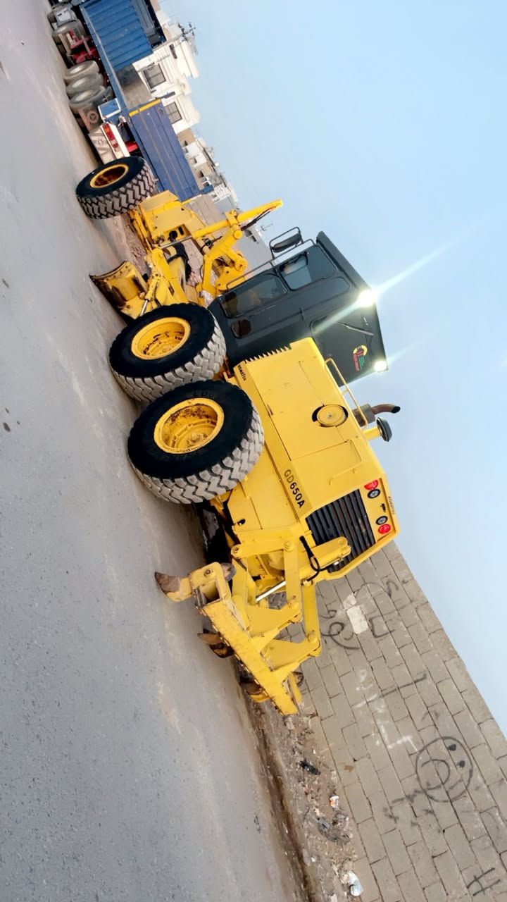 کریدر کوماتسو للبیع 
مودیل ١٩٩٨ 
حجم ٦٥٠ 
***********
