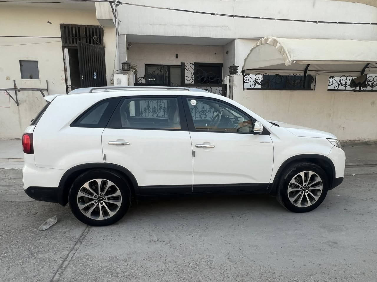 للبيع Kia Sorento 2013 شكل 2015 — خليجية نظافة خاصة جداً 🔥
✔️ سورينتو لون أبيض بحالة ممتازة جداً
✔️ استعمال شخصي مرتب والسيارة نظيفة من الداخل والخارج 
✔️ ممشى ١٦٥ ألف فقط
✔️ محرك + قير + شاصي بحالة ممتازة علما ان سيارة خليجي يعني بدون ضربة 
✔️ تبريد ثلج ومكيف ممتاز
✔️ إطارات  وويل ١٩ وجنوط وكالة بحالة جيدة ماصارلي شهرين من بدلت تايرات شرط نيكسيون الكوري 
✔️ لا تحتاج أي مصروف وجاهزة للاستخدام مباشرة

💎 المواصفات:
* ٧ راكب 
*محرك ٢٦٠٠ دوش (المرغوب ) ٤ سلندر 
* قير أوتوماتيك وبيها نظام الگير العادي 
* تحكمات ستيرن 
* مثبت سرعة
* حساسات امامي وخلفي 
*تبريد ٣ قطع 
* كاميرا خلفية 
* مرايا شفط  مع إشارات بيها 
*مسجلها البلادي  + AUX + USB + Bluetooth
* داخلية بيجيي ودشبول اسود نظيفة جداً
* 
ملاحظة / اني سيارة تعبان عليها هواي وبحياتها مامشتمة ريحة بانزين العادي كلة محسن + اوكتان اخلي ويه كل تفويلة حتى احافظ على جودة واداء المحرك والنسبة لدهن مكينة اخليلها النوع الافضل ومرات اذا lique molly ماكو اخليلها التوتاشي الياباني 

ملاحضة / دهن الكير مصار فترة هواي من بدلتة ودائما اوديها سيرفس للشركة كيا باربيل 
 وسيارة سنويتها نافذة لغاية ٢٠٢٨وبأسم والدي 

🚘 السيارة شكلها مرتب جداً والطريق عليها ناعم وثابت
فحص متاح للجادين والسيارة تستاهل المعاينة

📍رقم أربيل
💰السعر:  163 وبي مجال و قابل للتفاوض بالمعقول 

📞 للتواصل خاص أو اتصال 
*********** 
العنوان / ديالى -خانقين
