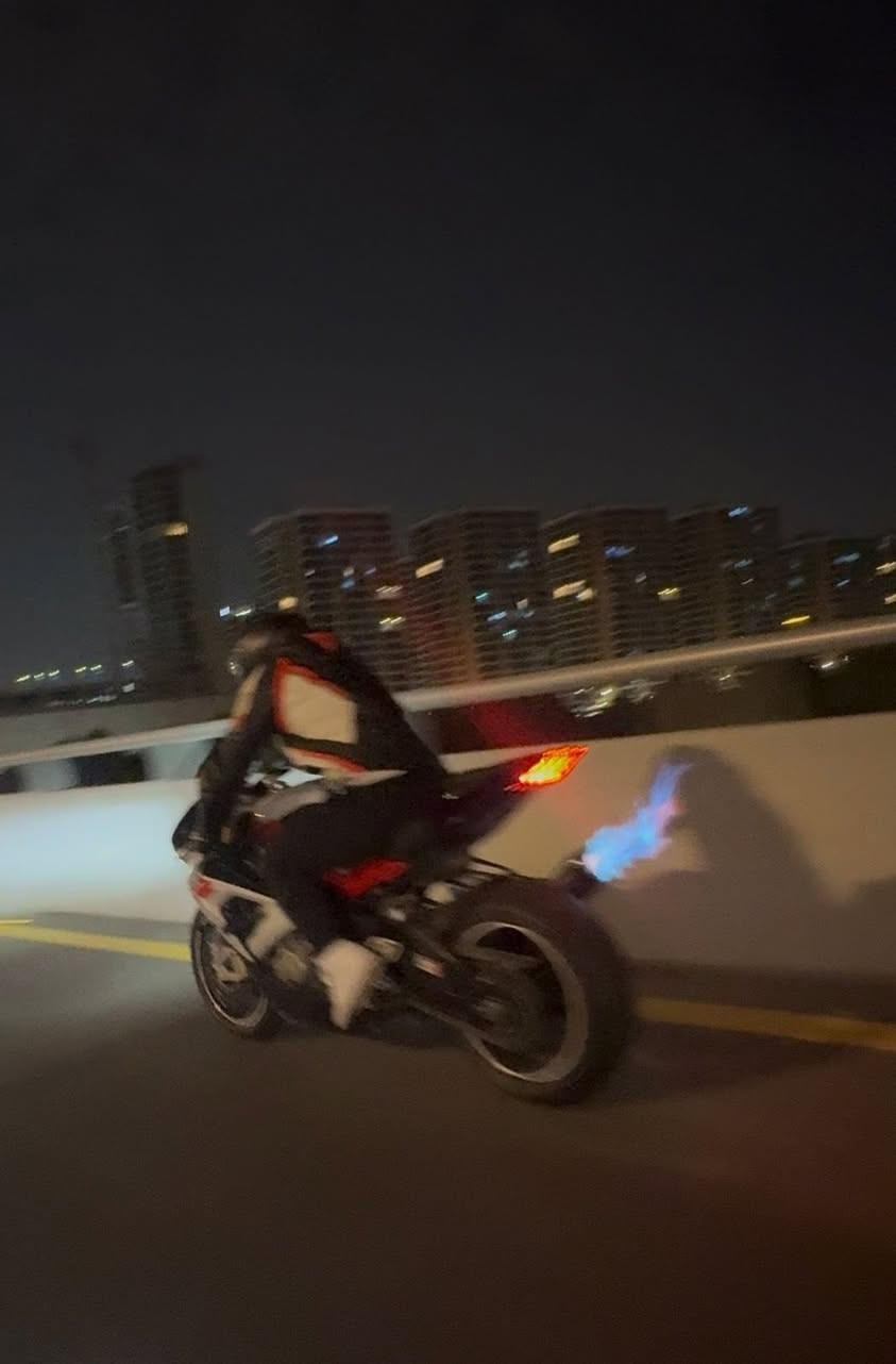 Bmw s1000rr 2018
10400 km ممشى الدراجه
الدراجه وارد يابان بدون حادث سويجين من اليابان 
الدراجه عليها 
Exhaust system acrapovic evolution race
Air filter sprint p08
Puig windscreen 
Acrapovic carbon fiber شيال 
Vortex rear sprocket 46/520
Vortex front sprocket 16/520
Ek Chain 520
Mirror block brocks carbon fiber
المودات slick,user
وياها اوراقها و كتلوك من الوكاله
قاعدة رقم من bmw
للاستفسار ***********
