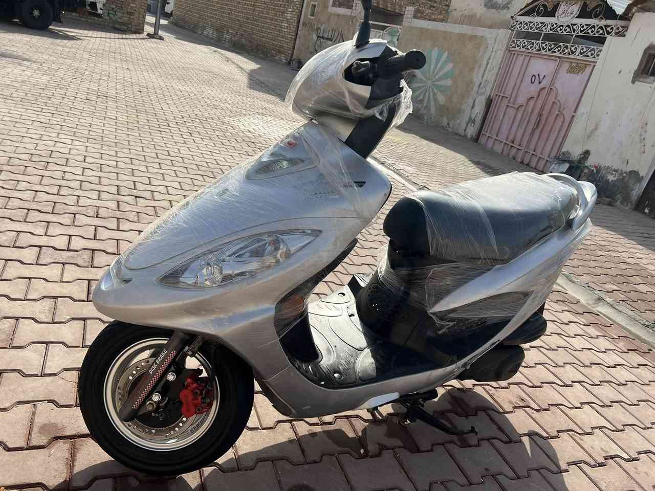 السلام عليكم دراجه كامكو v2  مديل 2015 لون رصاصي دراجه رمبه ستعمال شهر كفاله محرك وكفر ختم واحد العنوان الديوانيه الحمزه الشرقي ***********
