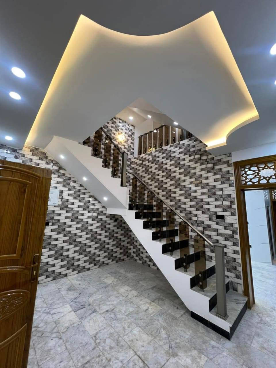 مشتمل للبيع في حي السلام غير مسكون بناء درجه اولى طابقين خلف اسواق ذهب سابقا شارع ١٠ مفتوح على شارع ٢٥ 
الطابق الاول غرفة نوم واستقبال مفتوح على الصالة ومطبخ وصحيات خارجي وداخلي 
الطابق الثاني غرفتين نوم وصالة وصيحات
أرضية مرمر وأبواب صاج درجه اولى 
المساحه ١٠٠ متر
السعر ٢٦٠ مليون مع المجال 
الاستفسار الاتصال على الارقام التاليه
***********
***********
او زيارة مكتبنا على العنوان التالي 
الشارع الفاصل بين الإسكان والاشتراكي مقابل دكتور منتظر الخرسان 
مكتب حسين السياب
https://www.facebook.com/profile.php?id=100064145764847&mibextid=ZbWKwL
https://www.instagram.com/maktab_hussein_alsayab?igsh=MXh6aWwzamI4aGRzaA==
#جديد
#السلام
#الجامعه
#عقارات #للبيع
#عقارات ـ #النجف 
#ذهب
#مكتب #حسين #السياب
