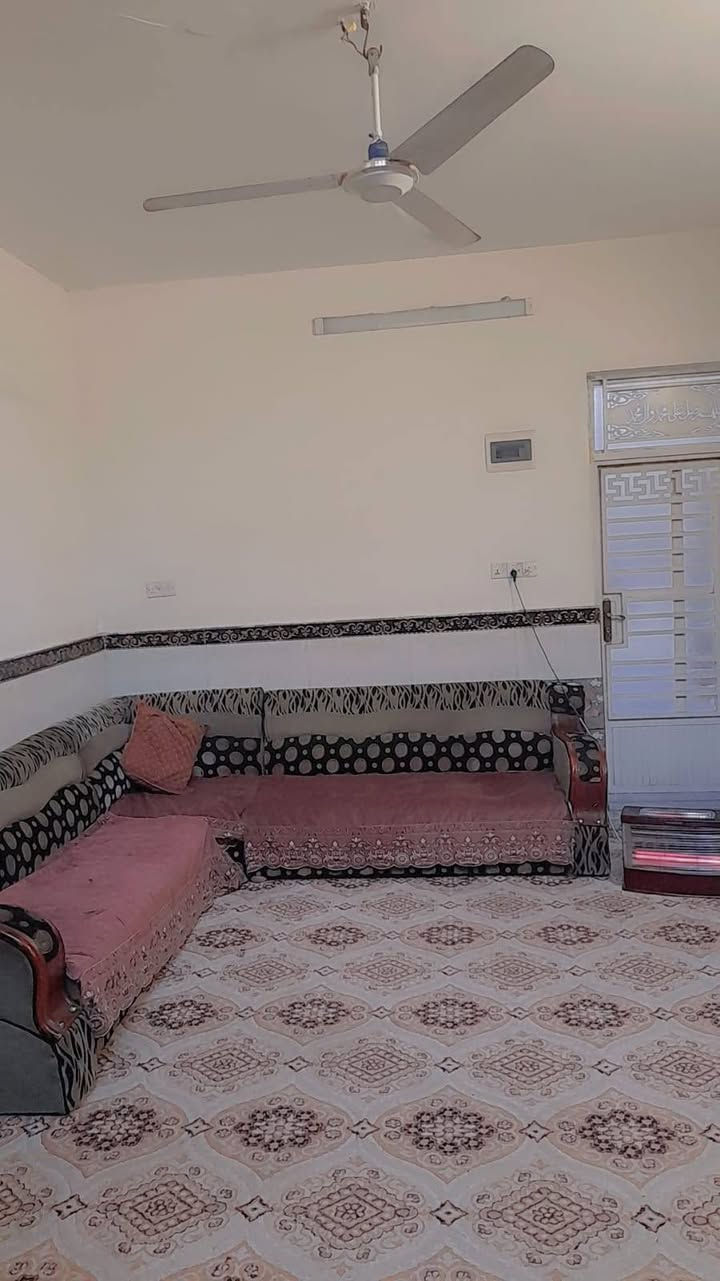 يا الله السلام عليكم
للبيع بيت  200متر بحي الغدير قرب فلكة القاضي طابقين رقم معاملته واصله للتقيم. الطابق  الأول غرفتين وصاله ومطبخ واستقبال واثنين مناور وصحيات. الطابق الثاني غرفتين واصلات للعكادة وصاله وصحيات وسطح تفاصيل والرقم ***********
سعره 125 وبي مجال
