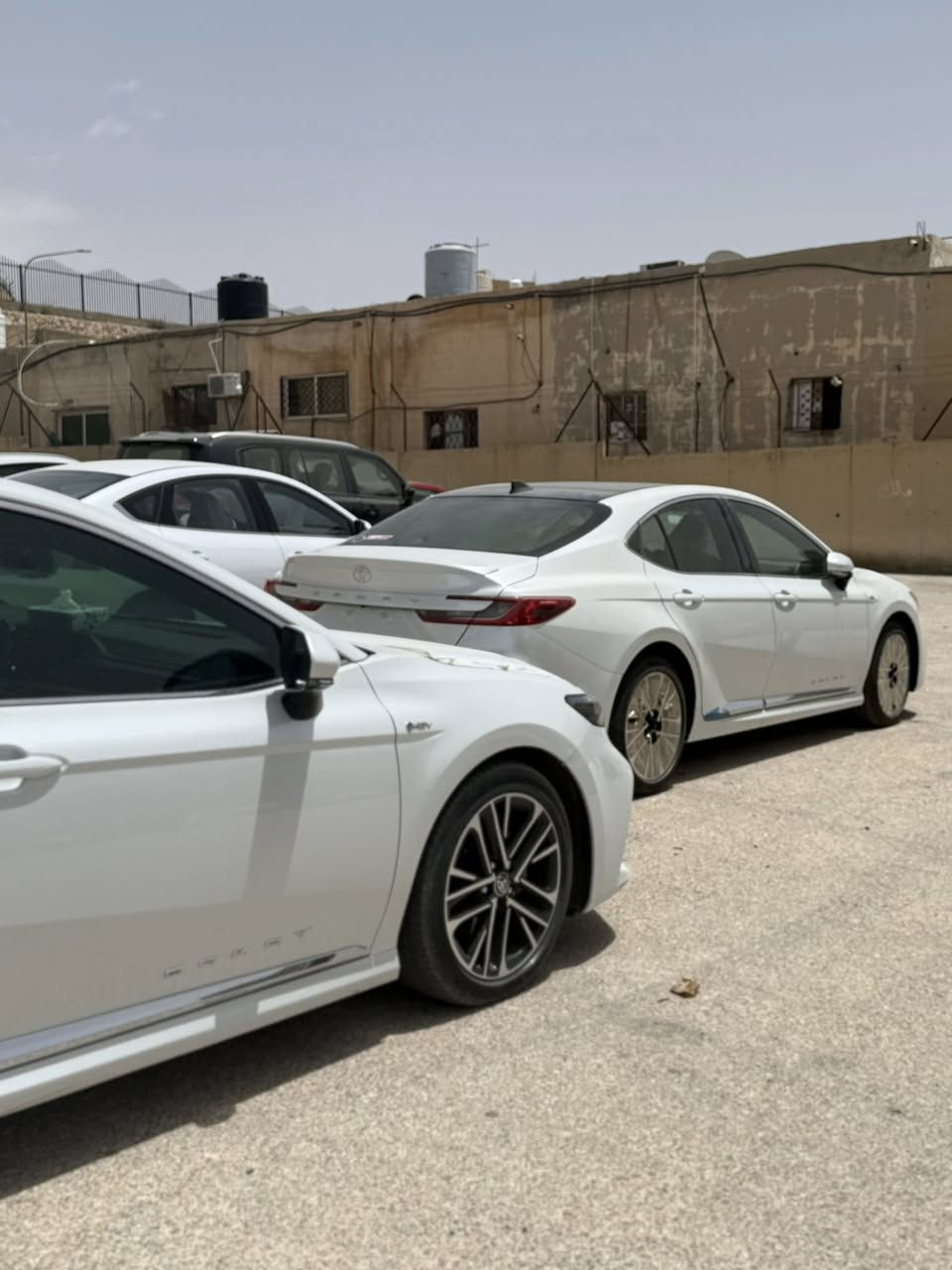 بسم الله والصلاة والسلام على رسول الله تويوتا_كامري_2025 
وارد الوكيل_عبداللطيف جميل 
عداد زيرو فل مع سقف بنوراما 
المواصفات :
لون ابيض لؤلؤي مميز 
فتحة بنوراما 
محرك 2500 CC   
ناقل حركة اتوماتيك CVT 
أضواء أمامية LED
أضواء ضبابية أمامية وخلفية
مرايا جانبية قابلة للطي أوتوماتيكياً
جنط رياضي مقاس 18 عدد 5
تحكم بمقعد السائق كهربائي
عجلة تحكم جلد 
شاشة حجم كبير 
شاحن ويرلرس
بردايه خلفيه كهربائيه 
نظام دخول ذكي 
عدة انظمة للقيادة 
مكبرات صوت عدد 6 
نظام ملاحة 
مثبت سرعة 
اوتو كار بلاي واندرويد 
كاميرا رجوع 
حساسات امامي 
حساسات خلفي 
الحماية من السرقة
فرامل مانعة للانغلاق
مراقبة ضغط الهواء في الإطارات
فرامل الانتظار الإلكترونية
المساعدة في المرتفعات
توزيع قوة الفرامل إلكترونيا 
المساعدة على البقاء في المسار
والعديد من المزايا والانظمة الاخرى

السعر 29،450 دينار 
البيع كاش فقط والشرا يبشر بالخير 
0786335533  اتصال او واتس اب لا يوجد مسنجر


**إذا كنت صاحب هذا الإعلان وتريد حذفه لأي سبب، رجاءا أرسل رسالة إلى الدعم الفني**