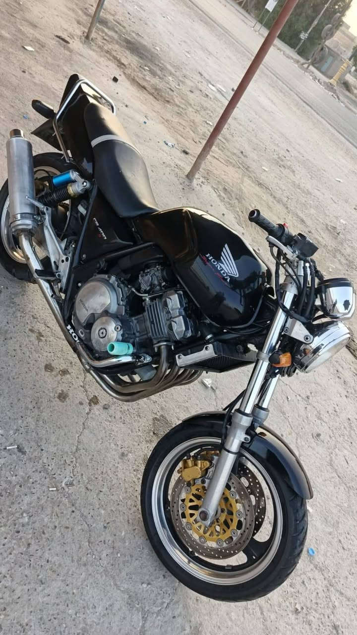 السلام عليكم
سيبي فور ٤٠٠ 
جيل اول 
١٦ ولف
مكينه رصاصي
موديل ١٩٩٧
مكينه وگير ناعمه كلش كفاله عامه 
دراجه ع البلاد ماناقصها برغي 
ترايك وين متريد 
صالنصه كاتم 
شرط ال ١٨٠
اوراق 
مكاني حله مركز 
السعر ع الخاص او اتصل وتدلل 
رقمي ***********
