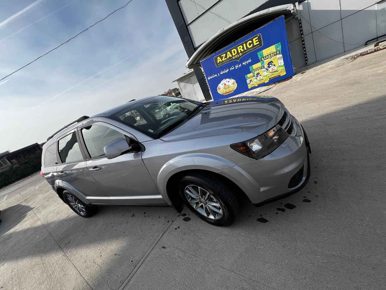 للبيع دوج جورني ٢٠١٧ مواصفات SXT
٦ سلندر 
٧ راكب 
سياره حادثها جملغ و شبر بل بنيت 
بدون دواخل بدون كلشي
سياره جديده 
باسمي تحويل وكاله ثاني. يوم 
مكان اربيل 
سعر ١٣٥$ ورقه و بيها مجال
*********** واتساب 

مواصفات: بصمه / شاشه / تحكمات ستيرن / دبل اكسل / ٧ راكب/تبريد مركزي
