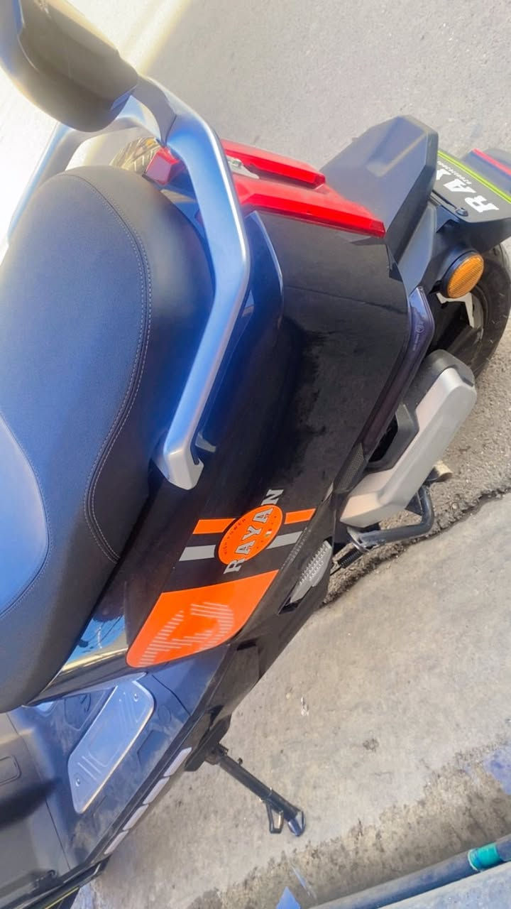 درجة رايان موديل 2025 كاملة نظيفة جداً جداً سرعة 78 حقيقي مرايات بالكارتون محلقات كاملة 35 أمبير ملف 2000 حقيقي السعر ( مليون ومية ) المكان بغداد منطقة الطوبجي  
(حي السلام) للأستفسار التواصل على الرقم ***********
