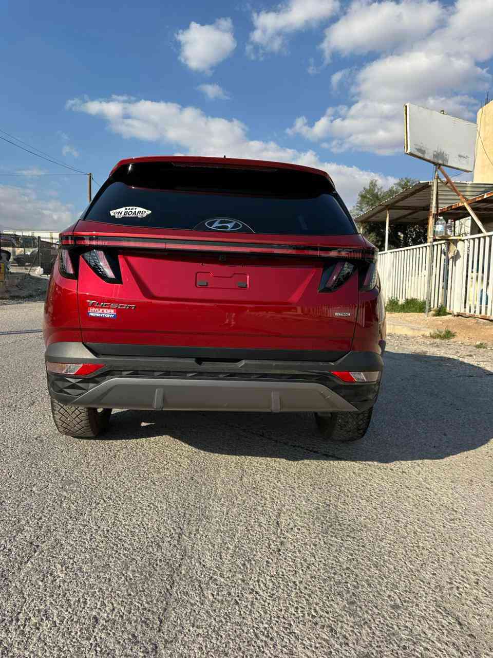 للبيع توسان موديل 24 فول مواصفات ضررها بنيد مبدل ومصبوغ السيارة مسجلة شهداء رقم انبار 
السعر 185 وبيه مجال للشراي 
هذا رقمي ***********
