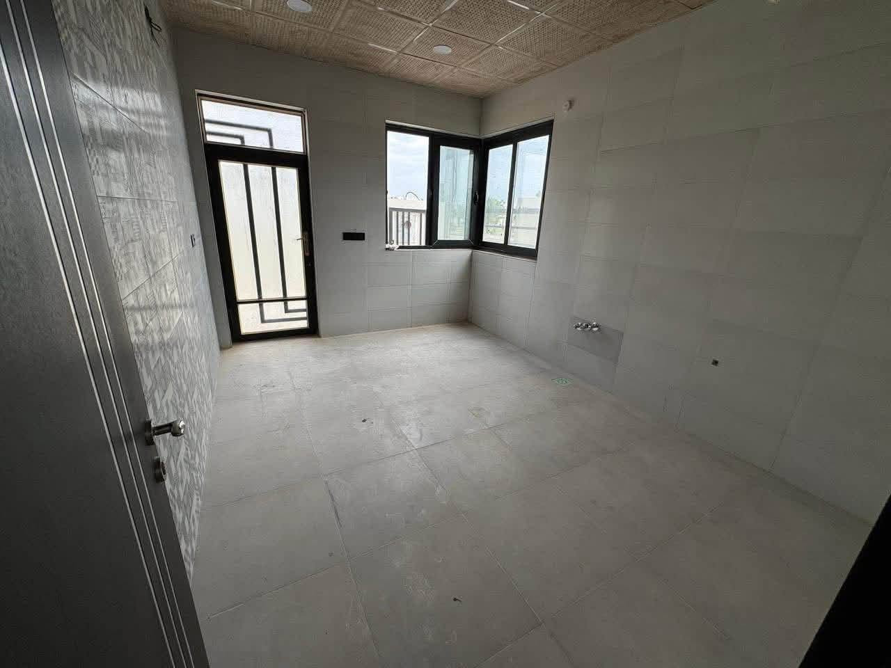 🏡 بيت للبيع في مجمع النخيل – موقع مميز واستثماري

📍 الموقع: مجمع النخيل

✨ مواصفات العقار:
▪️ مساحة البيت: 150 م²
▪️ الأبعاد: 12.5 × 12.5 متر
▪️ طابقان
▪️ 3 غرف نوم: غرفة في الطابق الأرضي وغرفتين في الطابق العلوي
▪️ غرفة سويت
▪️ ثلاث حمامات
▪️ حديقة داخلية
▪️ شارع أمامي 20 متر تجاري
▪️ شارع خلفي بعرض 15 متر

📅 موعد التسليم:
يُسلَّم البيت من قبل الشركة نهاية عام 2026.

✅ مناسب للسكن العائلي
✅ مناسب للاستثمار
✅ موقع تجاري مميز
✅ شوارع واسعة من الأمام والخلف

💰 السعر عند الاتصال
🤝 توجد إمكانية للتفاوض مع المشتري الجاد.

📞 للاستفسار والتفاصيل:
[***********]
