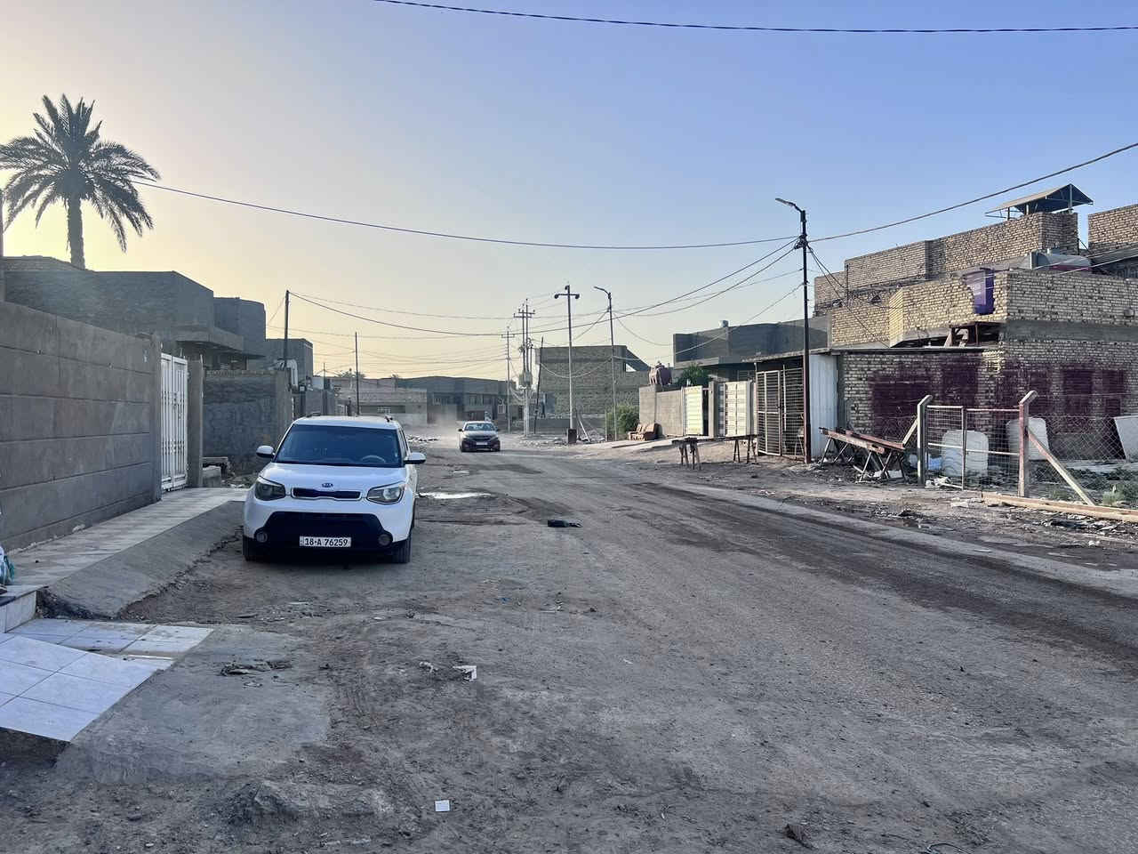 سلام عليكم بيت للبيع مساحته 110متر طابو زراعي سند 25بيت نظيف جدا وقريب على شارع 100خلف تجاري 
يتكون من صاله ومطبخ وكلدور وغرف نوم باسمه شخص واحد خدمات كامله من ماء وكهرباء وتبليط عرض شارع 20متر ابسعر امناسب وبيع مستعجل الظروف خاصة لاستفسار اكثىر او مراجعت مكتب بهاء الجشعمي اللعقار العنوان حله شارع 100قرب جسر المشاه 
او لاتصال على الرقم التالي 
***********
