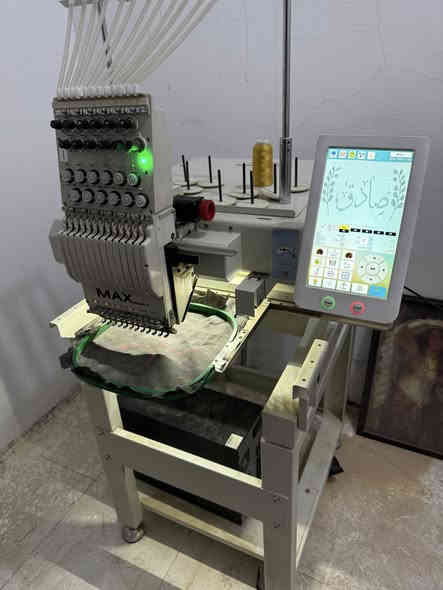 مكينة تطريز ماكس نجاة المكينة جديدة وغراضها كاملة يمكن مطلز بيها فقط اسبوعين لان اخذتها وما حصلت شغل فقط جربت بيها وتعلمت شلون اطرز  وكل فترة اشتغلها شوي وازيتها 
السعر ب٣٠ ورقة وبيها مجال مستعجل ع بيعتها 
***********
مكاني محافظة السماوة قضاء الرميثة 
تجي وتاخذ بالسعر اليعجبك وما يكون خاطرك الا طيب ان شاء الله
