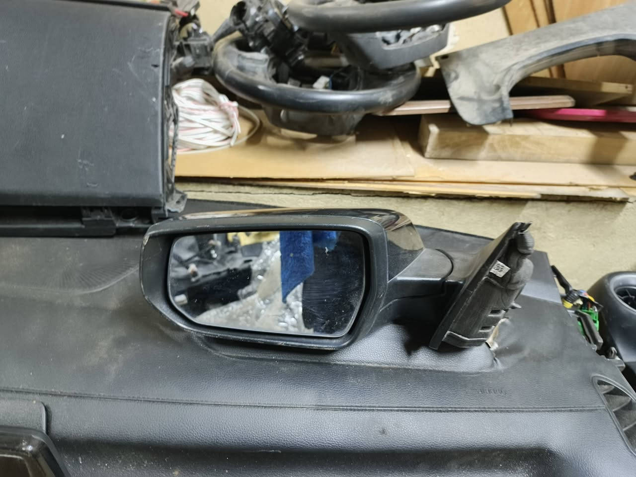 السلام عليكم مازده تفصيخ أصلي لايت زنون أصلي صفحه الأيسر للبيع مع مرايه جانبيه إلي يحب يتصل***********
