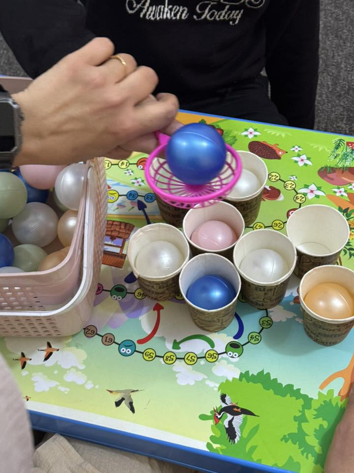 🧠قبل ان يتكلم يجب ان يفهم!بناء"اللغة الاستقبالية " لطفل التوحد#
كثير من الأهالي يسألون"متى سيتكلم طفلي؟" ولكن السؤال الأهم هو :هل يفهم طفلي ما أقوله؟"🧐
اللغة الاستقبالية هي " المخزن"  الذي يبنيه الطفل ؛ فإذا امتلأ. هذا المخزن بالفهم،فاض بالكلمات لاحقا. في جلساتنا، نركز على تحويل الكلمات المجردة إلى مفاهيم ملموسة.
🛠️كيف نطور اللغة الاستقبالية ( كما تظهر في الصورة)؟
1.الربط بين الكلمة والمجسم(Matchjng):
نستخدم البطاقات الملونة ( ازرق- اصفر- احمر)
لتعليم الطفل تمييز الألوان. عندما أقول " أعطني الأزرق" ويختاره الطفل فهذا يعني ان الدماغ بدأ يربط الرمز الصوتي بالصورة البصرية
2. تنفيذ الأوامر البسيطة(Following Commands):
من خلال الأنشطة الحركية مثل " امسك القلم " او " ضع المكعب" تدرب الطفل على فك تشفير الجمل وتحويلها إلى فعل ملموس
3.المساعدة الجسدية ثم التلاشي: 
في البداية قد تساعد الطفل " يدا بيد"( كما في الصور) ليعرف المسار الصحيح ثم نسحب يدانا تدريجياً حتى يستجيب للطلب اللفظي وحده 
4. تقليل المشتتات: 
لاحظوا بيئة العمل ، هادئة ومنظمة لتساعد الطفل على التركيز فقط على المثير السمعي والبصري الذي نقدمه له . 
تذكروا دائما
اللغة الاستقبالية  هي الجسر الذي يربط عالمنا بعالمهم، كلما كان الجسر قوياً كان التواصل اسهل وأسرع✨✨

كل الحب لإيطاليا الصغار ولعائلاتهم الصابرة❤️🙌
طيف التوحد#اللغة الاستقبالية # تأهيل# تخاطب# توعية # تدخل مبكر# نطق وتواصل

معهد تنمية الطفولة 
(جلسات فردية):
العنوان البنوك/ شارع التربية 
هناك جلسات مجانية للطفل اول يومين 
الدوام من الاحد للخميس 
يوجد خطوط نقل:
للحجز والتسجيل 📞***********
