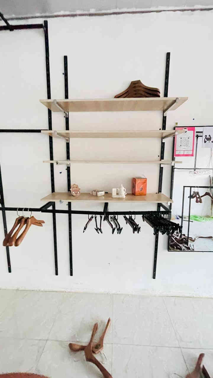 اخوان عندي غراض مال محل ملابس سكك وتعاليك  ابيعهن شلع ليريدهن يتواصل وياي خاص او واتساب *********** سعر مناسب ✅
