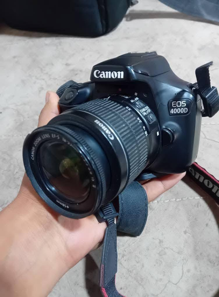سلام عليكم
كامره كانون 
D4000
نضيفه تصوير وفيديو 
مع جميع ملحقاتها 
جنطه + شاحنه + بطاريه + حزام كامره 
مكاني بغداد الحسينيه 
تواصل عبر الواتساب ***********
