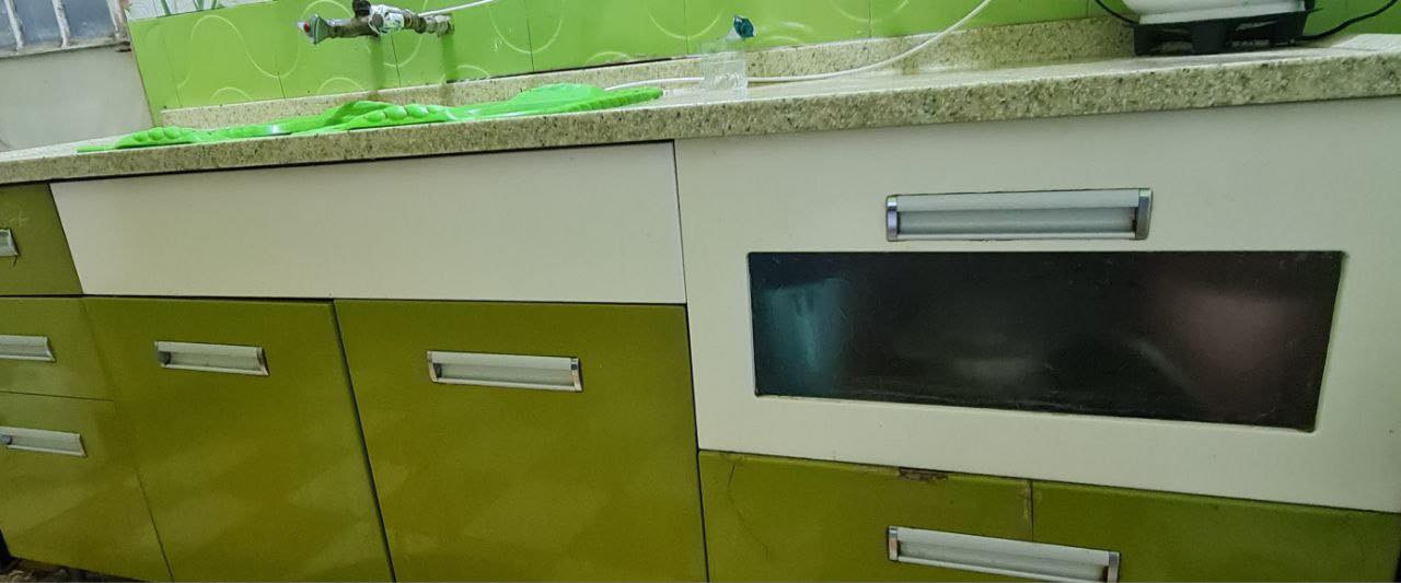 السلام عليكم كاونتر للبيع طول السنك مترين و الارضي مترين و العلوي مترين ونص خشب تركي الباب الاول ،وكذلك معرض للبيع الداخل و الخارج خشب صاج قطعتين منفصلات.
***********
