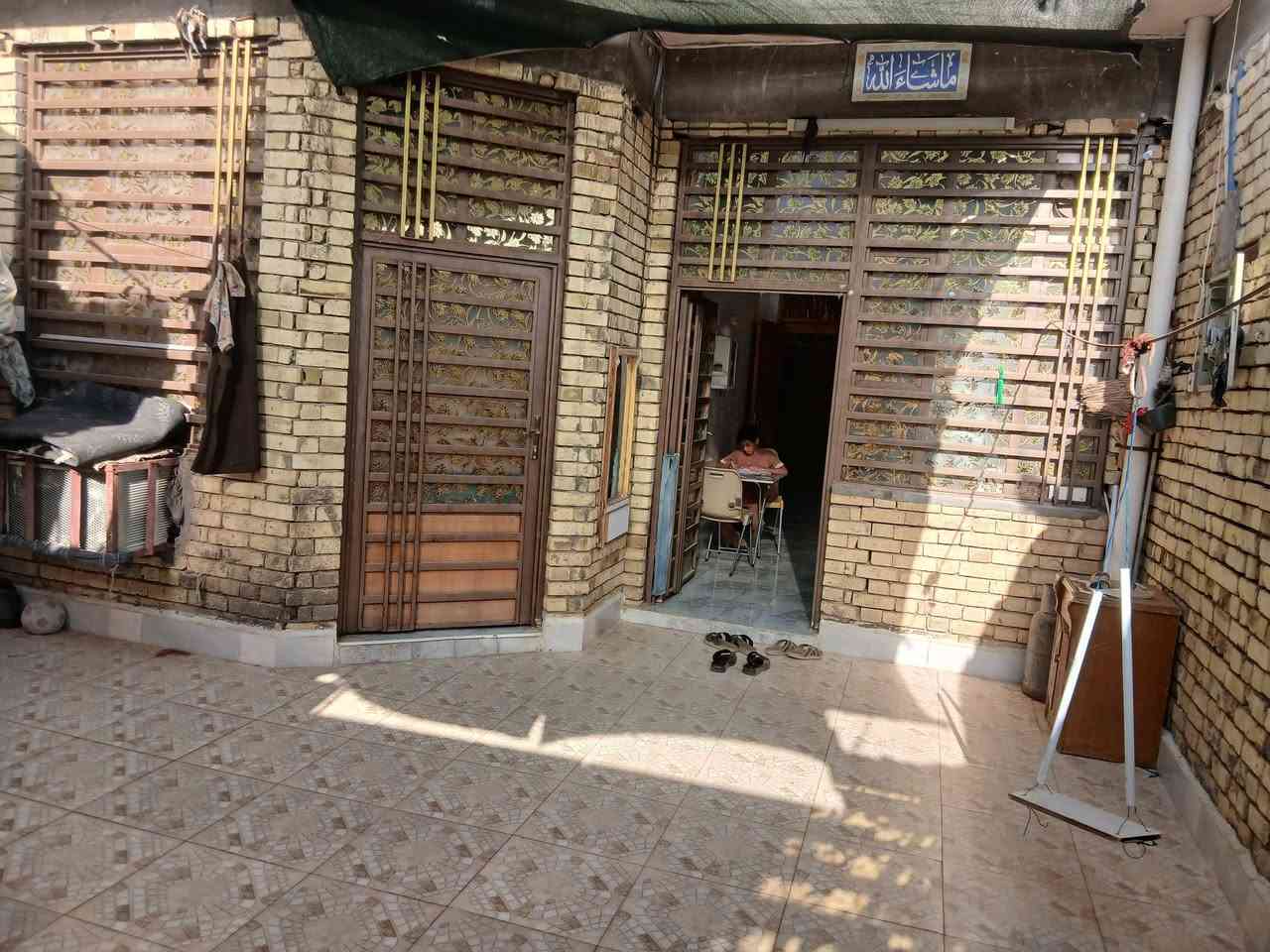 اللهم صل على محمد وآل محمد
بيت للبيع مساحته 140
الموقع كاع علي ال حامي 
متوفر ماء وكهرباء 
الرقم ***********
