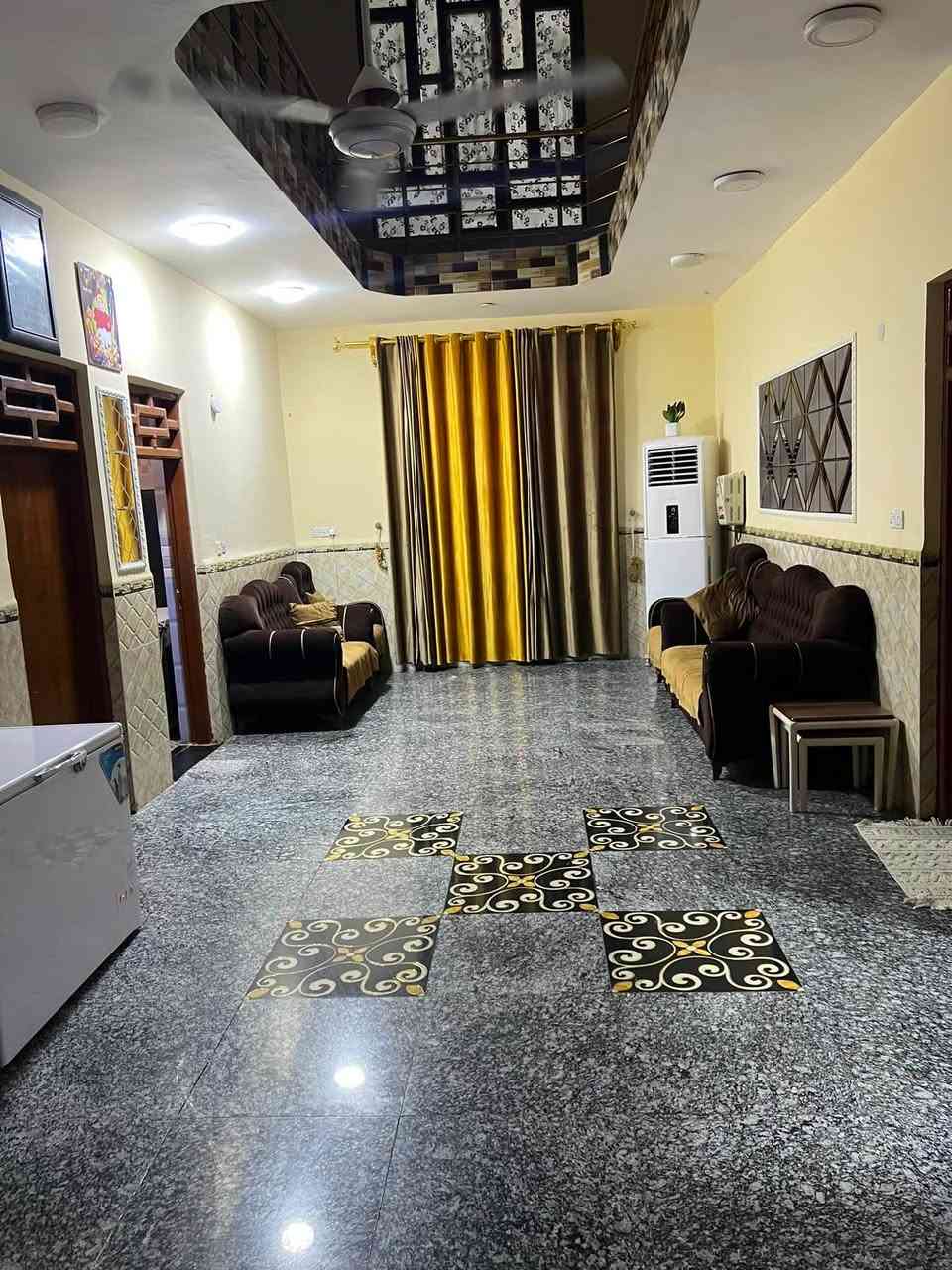 السلام عليكم بيت للبيع المساحة 250 متر حي الغدير يبعد عن الشارع العام حوالي 50 ثاني بيت بعد الشارع العام 
طابو صرف 

اربع غرف نوم 
استقبال 
مطبخ 
صاله كراج سياره 
مخزن عدد 2  
السعر 215 مليون وبي مجال 
 واي استفسار خاص او الاتصال ***********
