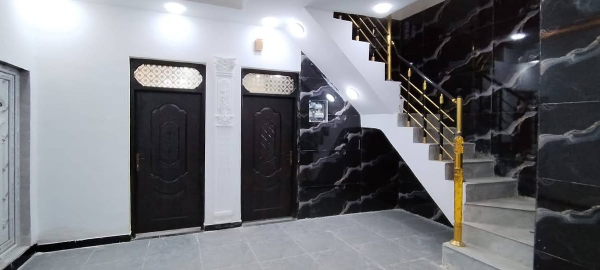 بسم الله الرحمن الرحيم 
دار للبيع المساحه 150 متر حي العسكري المربع الاول بناء جديد درجه اولى صب مركزي طابوق نهروان الطابق الاول غرفتين وصاله واستقبال ومطبخ ومكاشيف 2 صحيات داخليه و خارجيه الطابق الثاني غرفتين وصاله وصحيات السعر 210  مليون مع المجال للاستفسار *********** مكتب الأمير للوساطة العقارية
